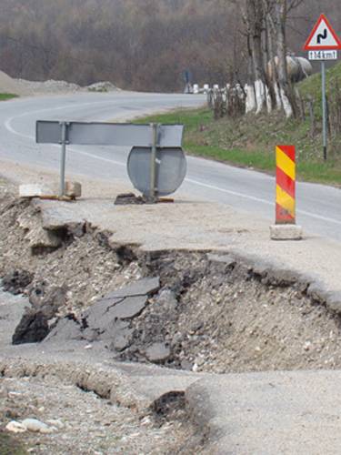 DN1A s-a rupt la Măneciu. Se circulă alternativ, pe o singură bandă DN1A s-a rupt la Măneciu. Se circulă alternativ, pe o singură bandă