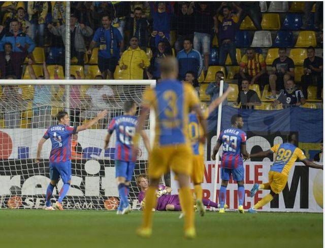 Doar cu buldozerul și fără… tancuri, Petrolul a clacat în fața Stelei, pe propriul teren Doar cu buldozerul și fără… tancuri, Petrolul a clacat în fața Stelei, pe propriul teren