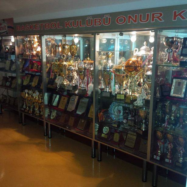 Vitrina_cu_trofee_Banvit_Facebook