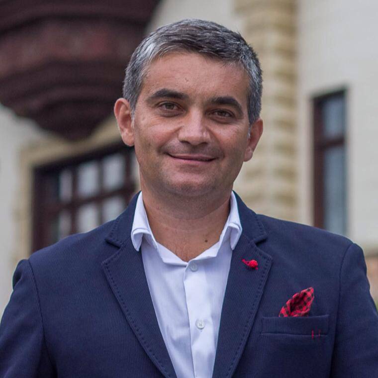 Vlad Oprea, primarul din Sinaia, acuză presiuni şi oferire de mită electorală în ziua alegerilor Vlad Oprea, primarul din Sinaia, acuză presiuni şi oferire de mită electorală în ziua alegerilor