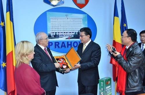 Mircea Cosma a avut oaspeţi din China la Consiliul Judeţean Mircea Cosma a avut oaspeţi din China la Consiliul Judeţean