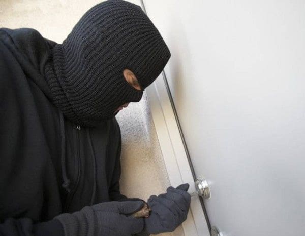 Hoţi prinşi după ce au spart mai multe apartamente din Ploieşti