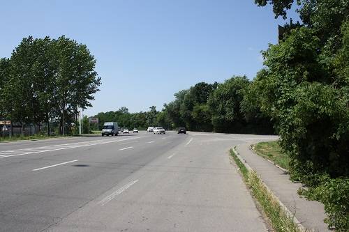 Sens giratoriu pe DN1B, la intrarea în Parcul Bucov Sens giratoriu pe DN1B, la intrarea în Parcul Bucov