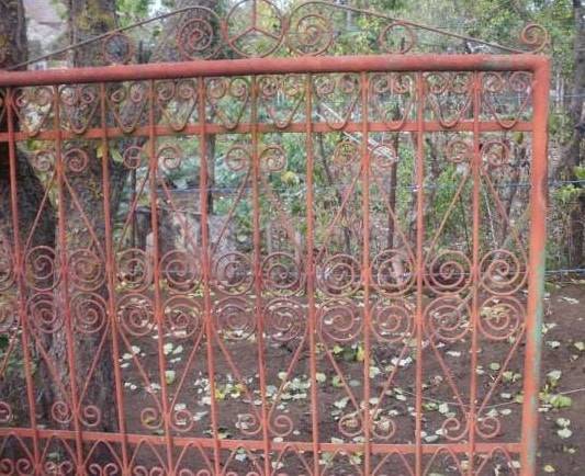 Păcală din Buşteni a plecat cu poarta la… fier vechi