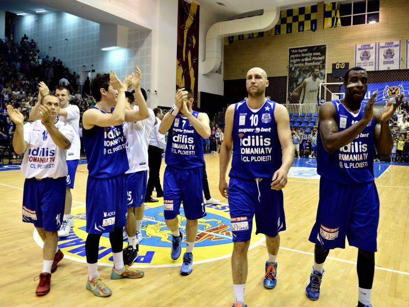 CSU Asesoft – la numai o victorie de atâtea titluri câți jucători numără o echipă de fotbal! CSU Asesoft – la numai o victorie de atâtea titluri câți jucători numără o echipă de fotbal!