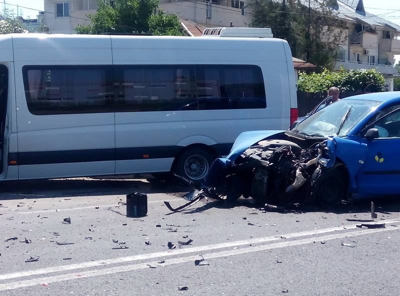 Microbuz implicat într-un accident la Dumbrăveşti. Doi pasageri răniţi Microbuz implicat într-un accident la Dumbrăveşti. Doi pasageri răniţi