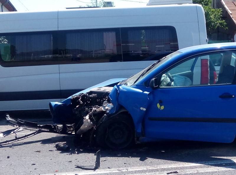 O maşină a rupt doi stâlpi de iluminat la Vălenii de Munte O maşină a rupt doi stâlpi de iluminat la Vălenii de Munte