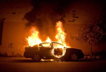 Maşină incendiată într-o parcare de pe strada Aleea Varbilau din Ploieşti