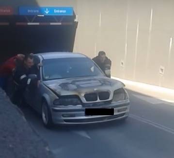 O maşină a luat foc în giratoriul de la Catedrală O maşină a luat foc în giratoriul de la Catedrală