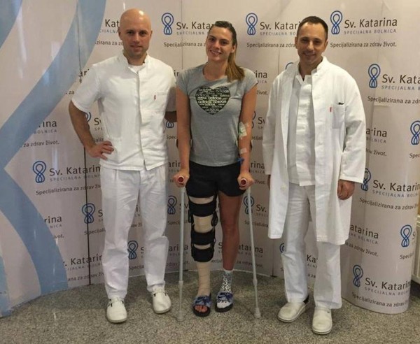 Ivana Bozovic cu medicii de la Sv. Katarina, Croatia, care au operat-o, csmploiesti.ro