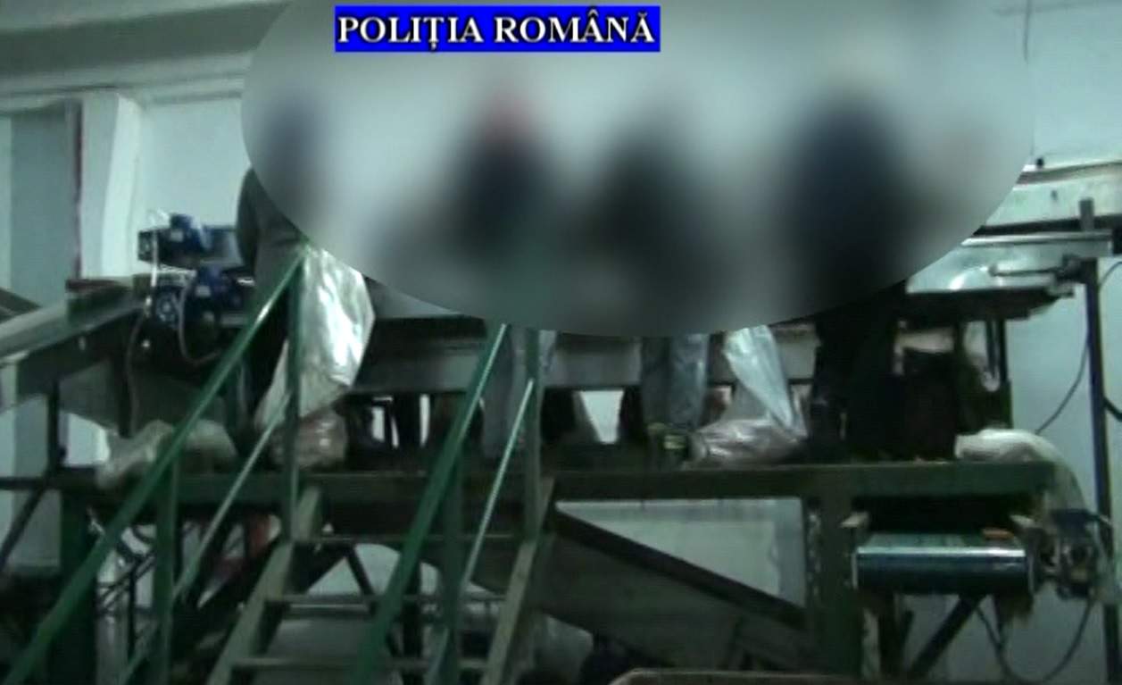 46 de persoane prinse lucrând la negru într-un depozit din Băicoi