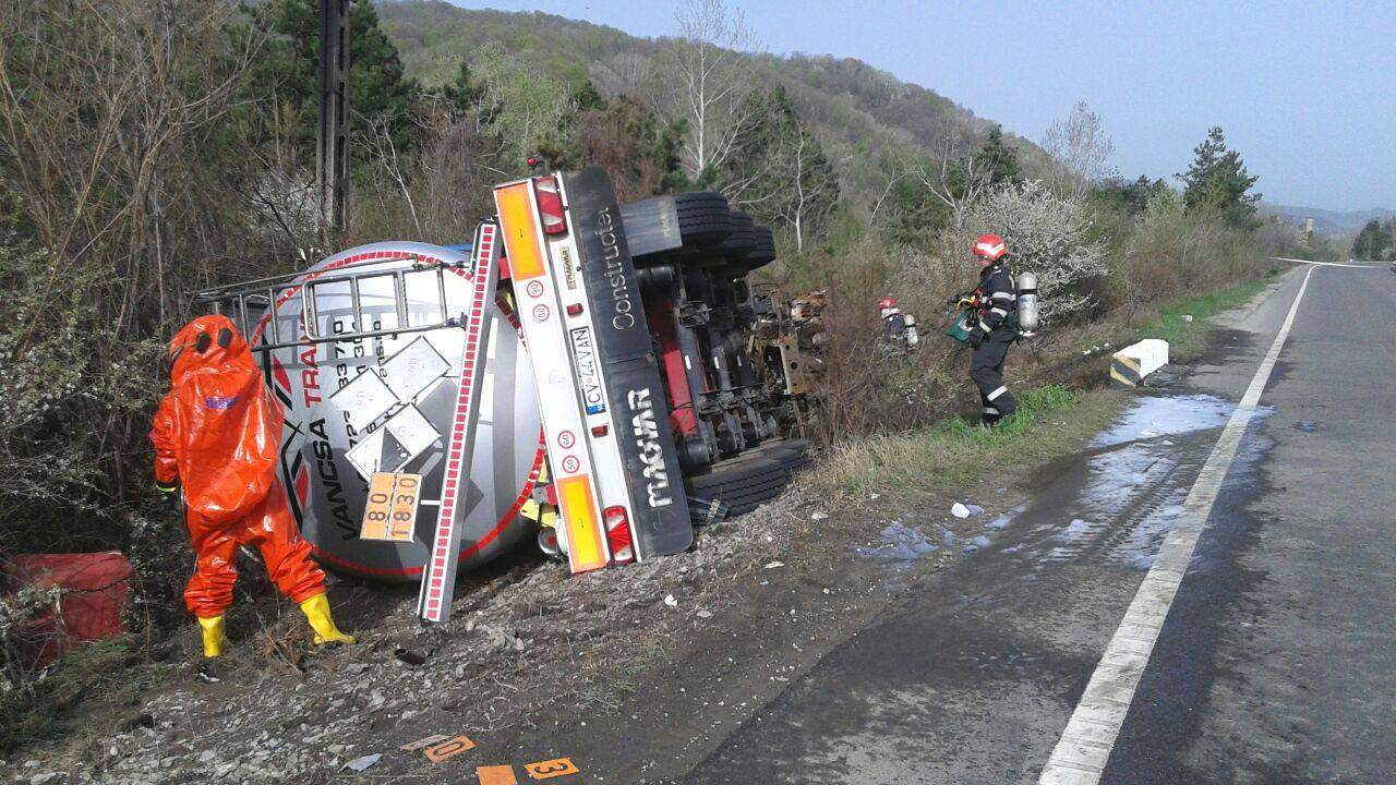 Cisternă în flăcări pe DN1. Traficul a fost blocat