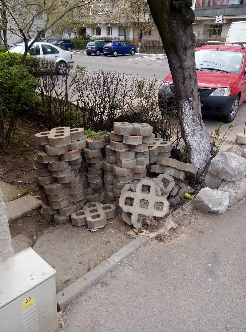 Parcare făcută praf şi lăsată aşa de 4 luni, pe strada Bahluiului Parcare făcută praf şi lăsată aşa de 4 luni, pe strada Bahluiului