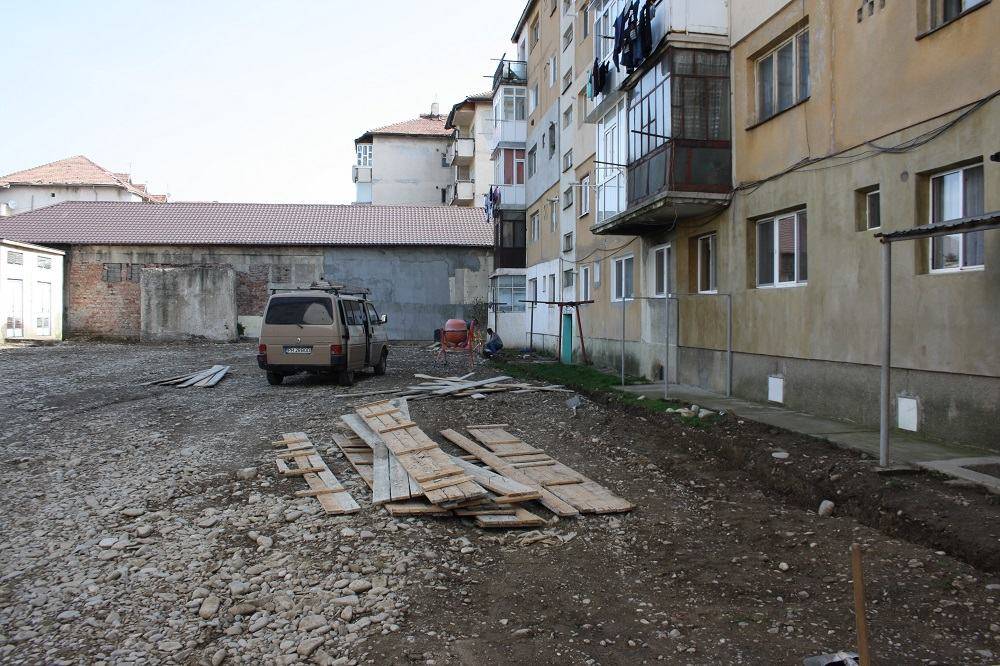 Filipeştii de Pădure.Parcări, trotuare şi spaţii verzi în zona blocurilor din centru Filipeştii de Pădure.Parcări, trotuare şi spaţii verzi în zona blocurilor din centru