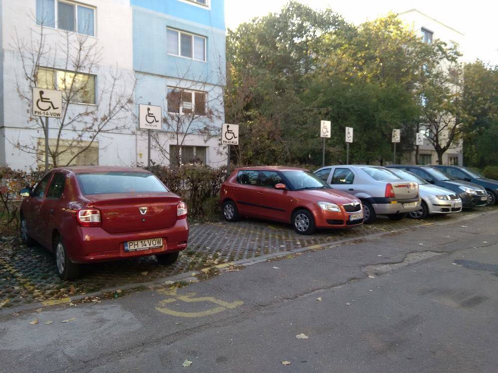 Parcarea din Ploieşti plină cu locuri rezervate persoanelor cu handicap Parcarea din Ploieşti plină cu locuri rezervate persoanelor cu handicap