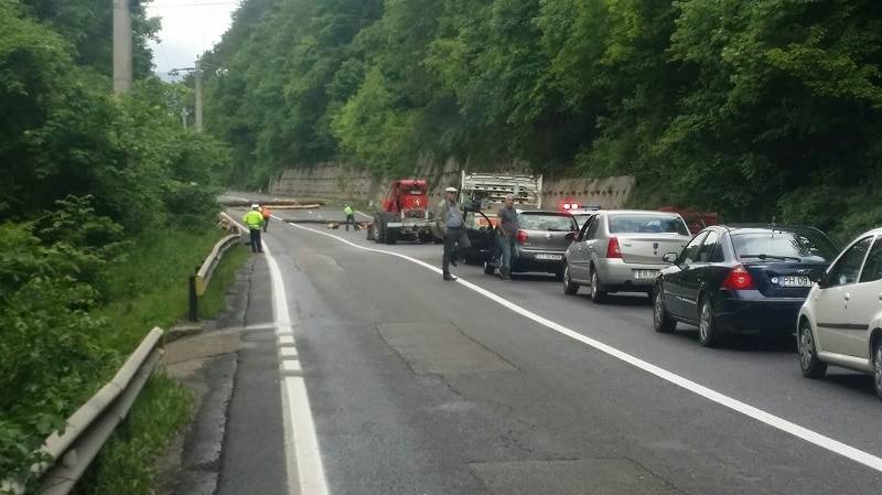 Primim la redacţie: Blocat în trafic pe DN1, la Sinaia, din cauza unor buşteni Primim la redacţie: Blocat în trafic pe DN1, la Sinaia, din cauza unor buşteni