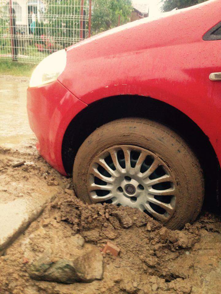 Măneciu:Explicaţia primarului după ce un şofer era să-şi rupă maşina într-o groapă: “Nu am viceprimar” Măneciu:Explicaţia primarului după ce un şofer era să-şi rupă maşina într-o groapă: “Nu am viceprimar”