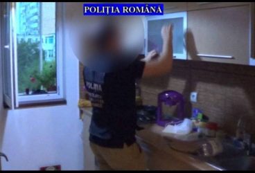 VIDEO – Ce au ridicat poliţiştii de la locuinţele suspecţilor de evaziune fiscală şi spălare de bani