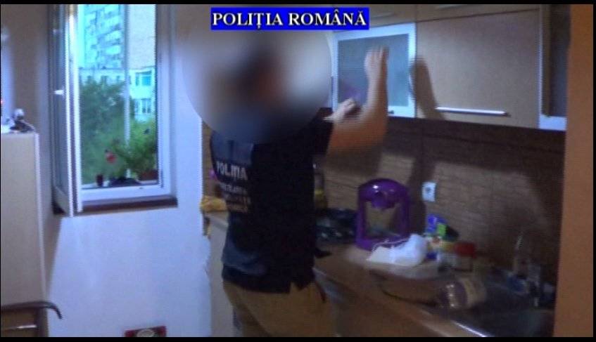 VIDEO – Ce au ridicat poliţiştii de la locuinţele suspecţilor de evaziune fiscală şi spălare de bani VIDEO – Ce au ridicat poliţiştii de la locuinţele suspecţilor de evaziune fiscală şi spălare de bani