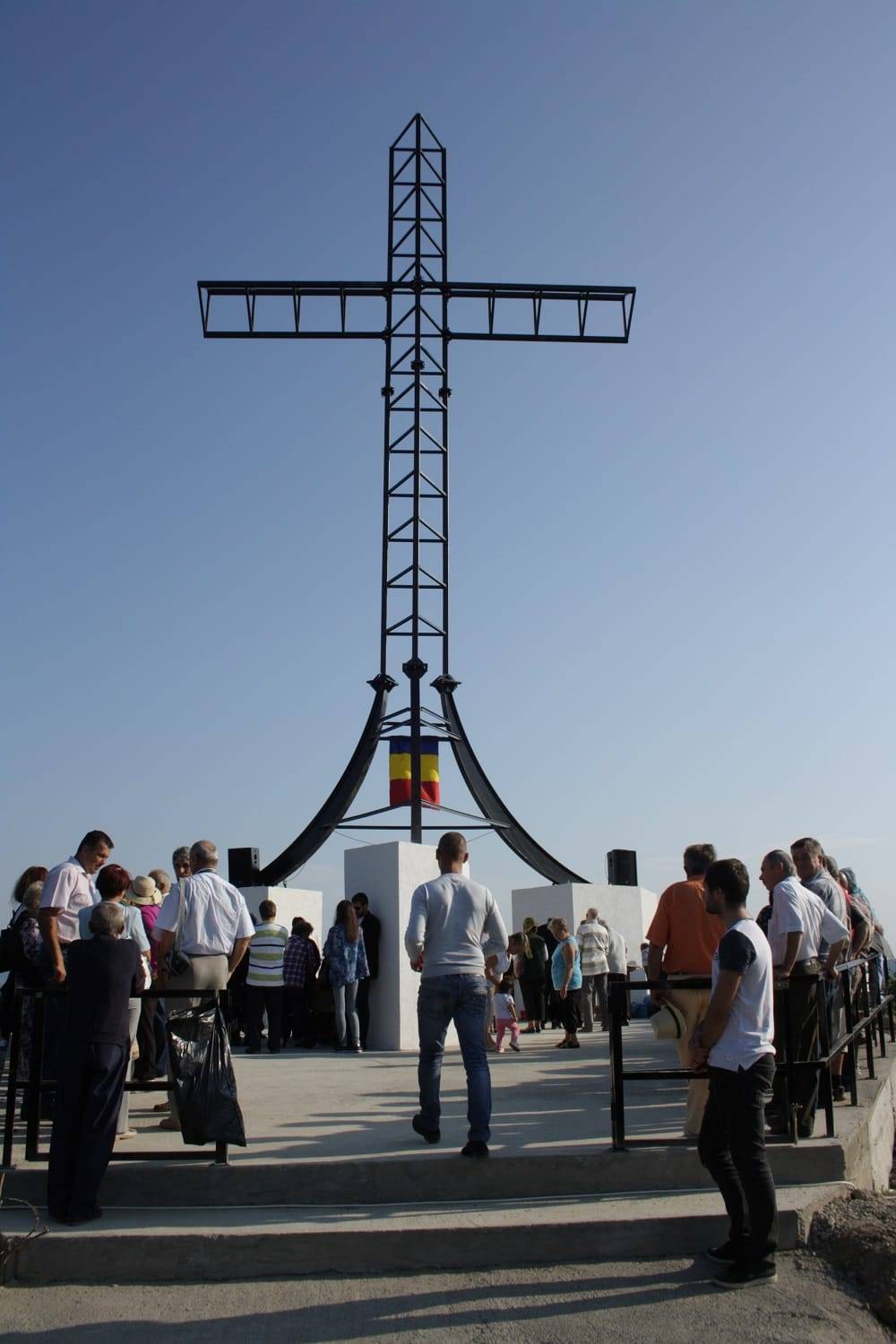 O cruce înaltă de 19 metri sfinţită la Vărbilău O cruce înaltă de 19 metri sfinţită la Vărbilău