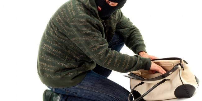 Prins după ce a furat banii dintr-o geantă uitată în cabina de probă Prins după ce a furat banii dintr-o geantă uitată în cabina de probă