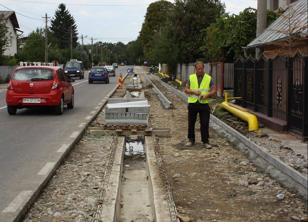 Păuleşti. Pietonii pot circula, pe întreaga lungime a localităţii, în condiţii de siguranţă