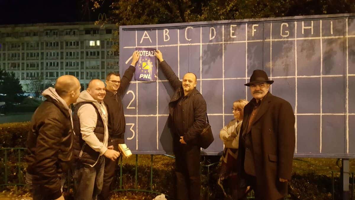 Start campanie la Ploieşti: Azi noapte candidaţii la parlamentare şi susţinătorii lor au ieşit la pus afişe. PNL a lipit primul afiş la ora 0.00 Start campanie la Ploieşti: Azi noapte candidaţii la parlamentare şi susţinătorii lor au ieşit la pus afişe. PNL a lipit primul afiş la ora 0.00