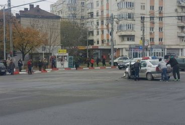 Maşină de poliţie implicată într-un accident în Ploieşti- GALERIE FOTO