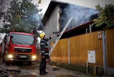 Incendiu puternic la 3 case din Ploieşti