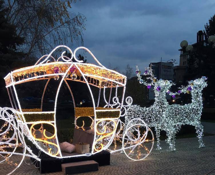 SGU a început montarea ornamentelor luminoase de sărbători în Ploieşti SGU a început montarea ornamentelor luminoase de sărbători în Ploieşti