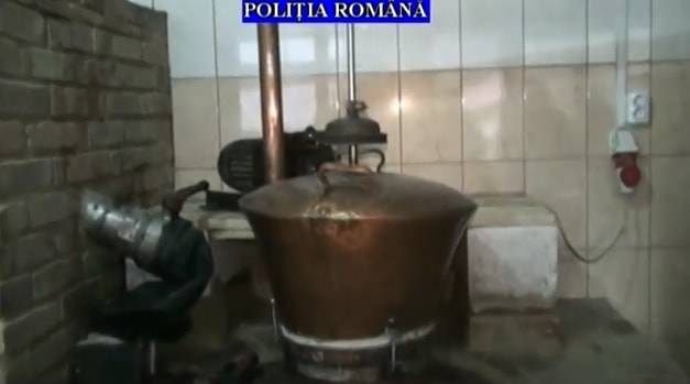 13 tone de alcool confiscate în urma percheziţiilor făcute la Poseşti – VIDEO 13 tone de alcool confiscate în urma percheziţiilor făcute la Poseşti – VIDEO