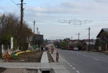 Păuleşti. Lucrările de amenajare a trotuarului de pe drumul care traversează localitatea se apropie de finalizare