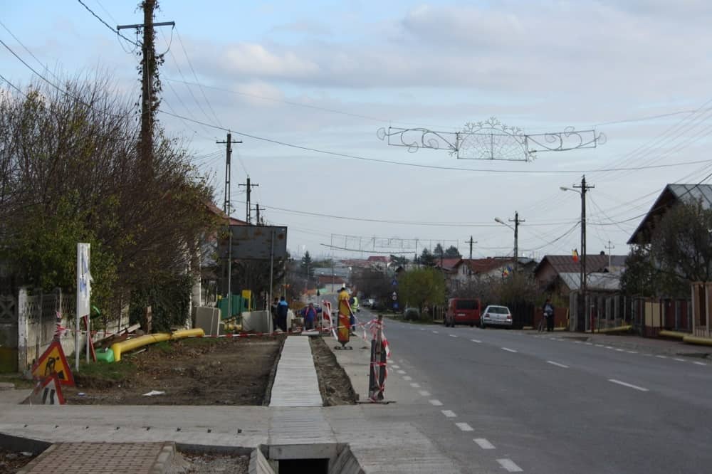 Păuleşti. Lucrările de amenajare a trotuarului de pe drumul care traversează localitatea se apropie de finalizare Păuleşti. Lucrările de amenajare a trotuarului de pe drumul care traversează localitatea se apropie de finalizare