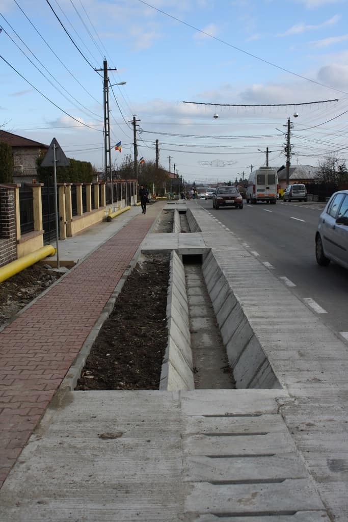 Lucrări de amenajare de trotuare, rigole şi şanţuri betonate în Păuleşti Lucrări de amenajare de trotuare, rigole şi şanţuri betonate în Păuleşti