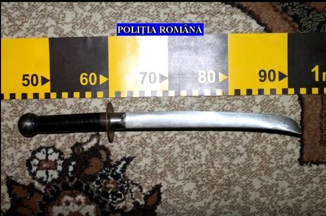 Percheziţii în Vălenii de Munte şi Predeal Sărari.Săbii, cuţite şi o armă ridicate de poliţişti