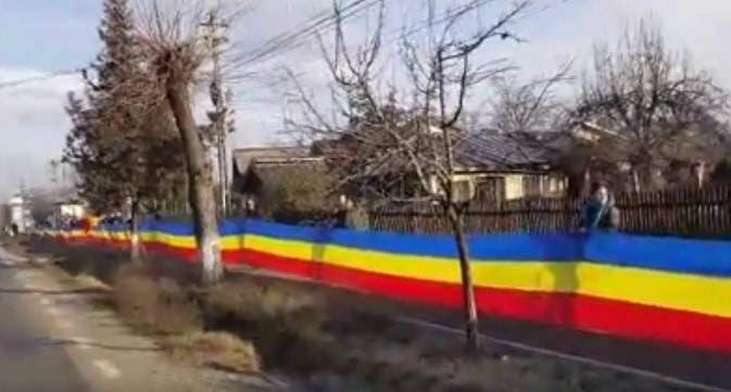 Sute de oameni au întins un steag tricolor uriaş, la Măgurele, de 1 Decembrie Sute de oameni au întins un steag tricolor uriaş, la Măgurele, de 1 Decembrie