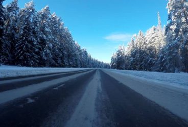 Recomandările poliţiştilor pentru şoferi. Nu plecaţi la drum fără anvelope de iarnă!