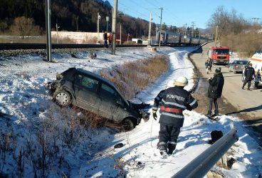 Imagini cu maşina lovită de tren la Buşteni