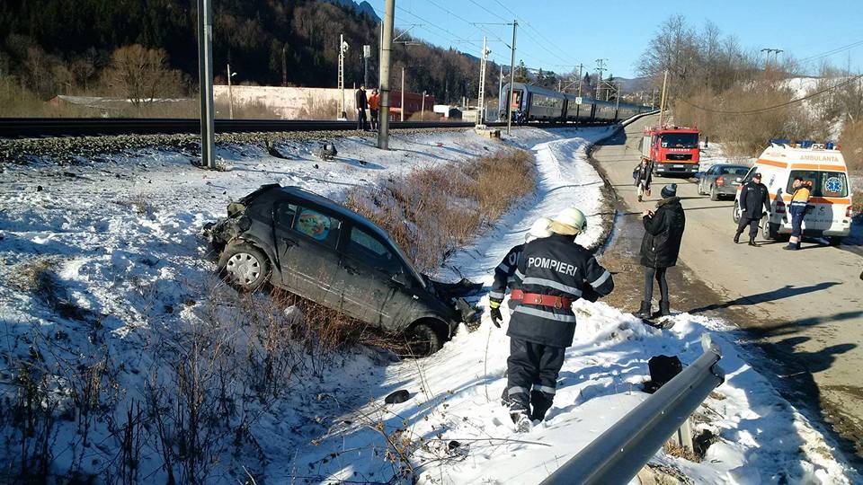 Imagini cu maşina lovită de tren la Buşteni