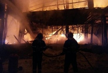 Incendiu puternic la Brazi. Fumul dens şi gazele toxice au îngreunat intervenţia pompierilor