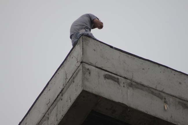 Un bărbat care ameninţa că se aruncă de pe un bloc, a pus pe jar autorităţile din Câmpina Un bărbat care ameninţa că se aruncă de pe un bloc, a pus pe jar autorităţile din Câmpina