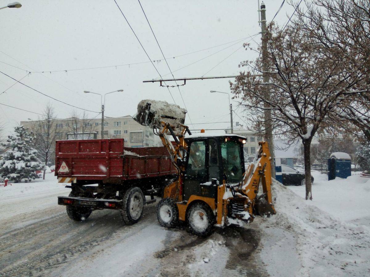 Cum s-a acţionat pentru deszăpezire la Ploieşti Cum s-a acţionat pentru deszăpezire la Ploieşti