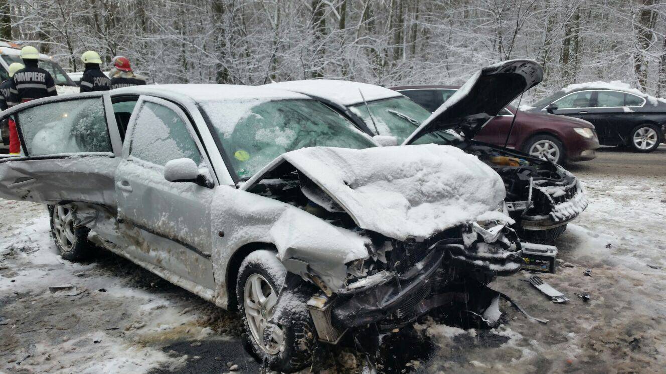 Carambol pe DN1. Implicate 7 autoturisme și o ambulanță Carambol pe DN1. Implicate 7 autoturisme și o ambulanță