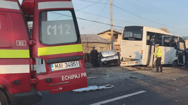 Accident grav între Măgurele și Gornet. Șofer încarcerat Accident grav între Măgurele și Gornet. Șofer încarcerat