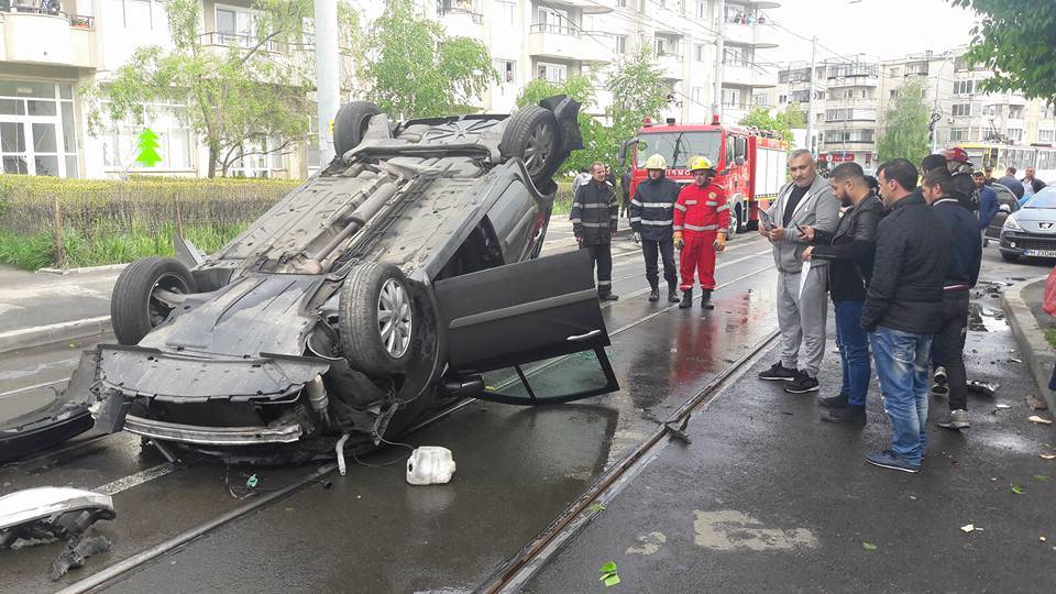 Două autoturisme răsturnate într-o intersecţie din Ploieşti Două autoturisme răsturnate într-o intersecţie din Ploieşti