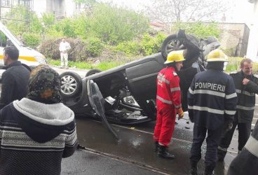 Autoturism răsturnat la ieşirea din Vălenii de Munte