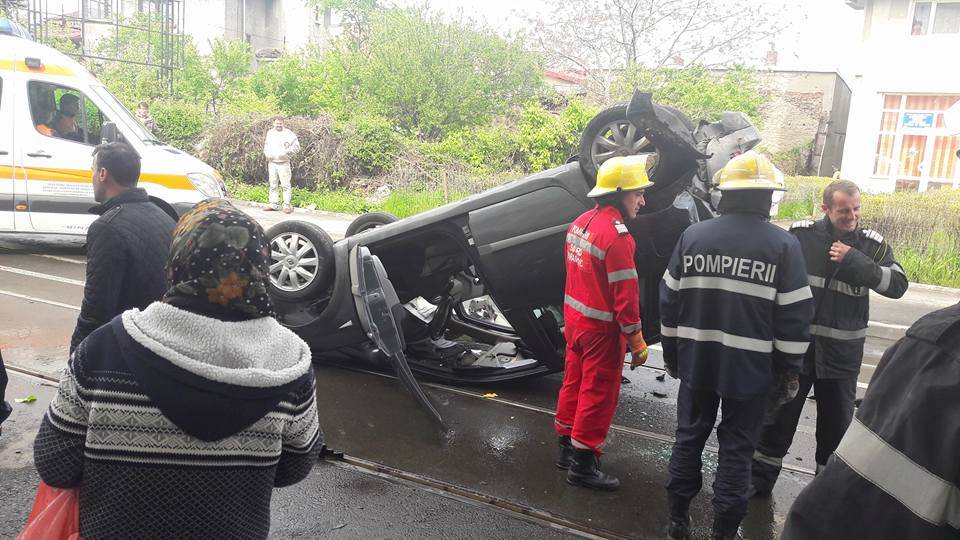 Autoturism răsturnat la ieşirea din Vălenii de Munte Autoturism răsturnat la ieşirea din Vălenii de Munte