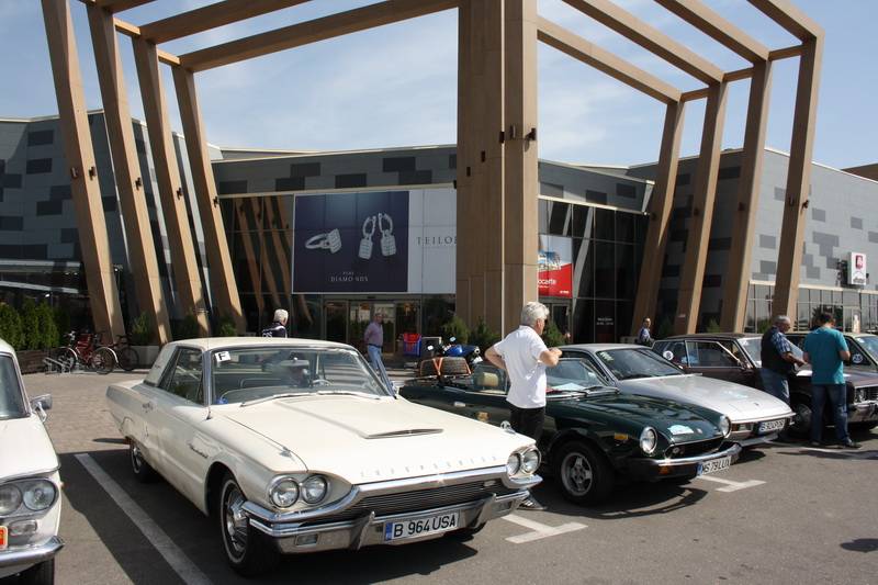 Maşini de colecţie în parcarea Ploieşti Shopping City. Raliu pe trasee din Prahova – GALERIE FOTO Maşini de colecţie în parcarea Ploieşti Shopping City. Raliu pe trasee din Prahova – GALERIE FOTO