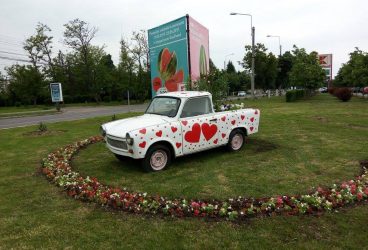 Un Trabant în mijlocul rondului de la Kaufland Nord