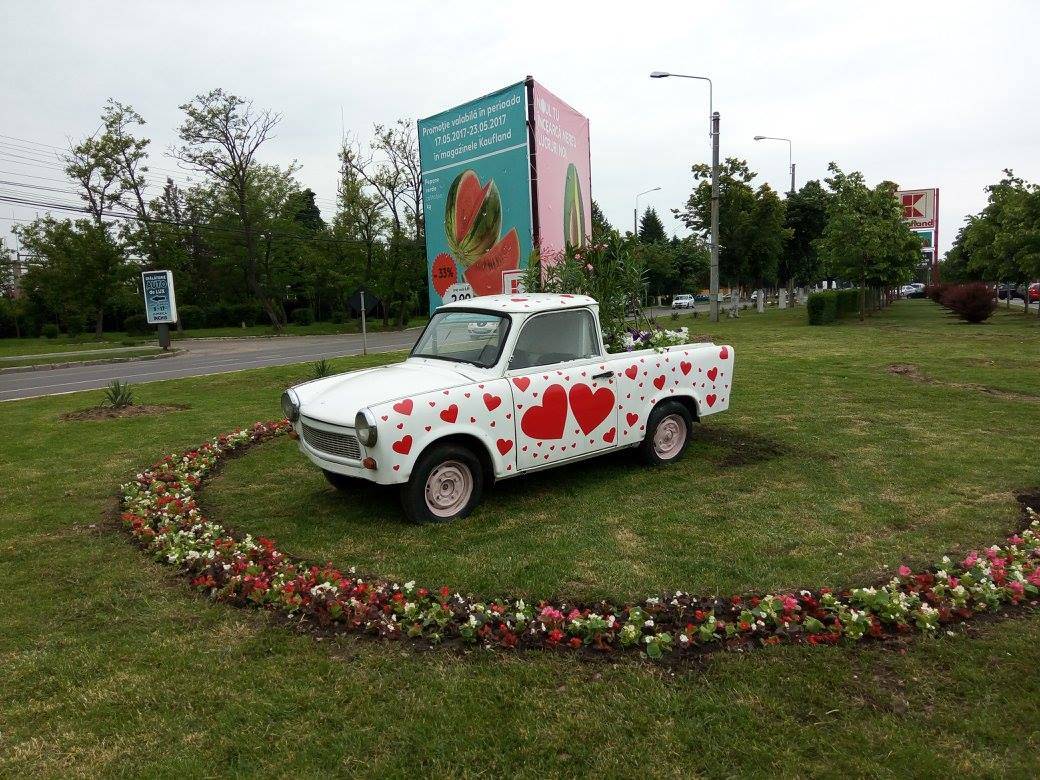 Un Trabant în mijlocul rondului de la Kaufland Nord Un Trabant în mijlocul rondului de la Kaufland Nord